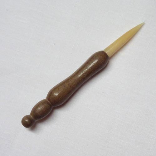 Punteruolo aggiustaordito in legno di noce e osso