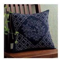IKO76 Sashiko Olympus 259 con tessuto blu scuro e motivo Etoile già stampato, completo di filo, ago e ditale.
