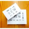 Portacucito in legno "sew" con decorazioni traforate