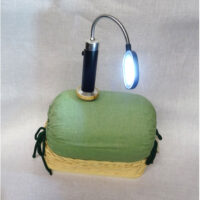Lampada a led con base in legno e spilloni per tombolo