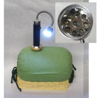 Lampada a led con base in legno e spilloni per tombolo