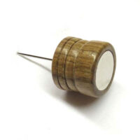 Calamita con base piatta e spillone in legno di olmo