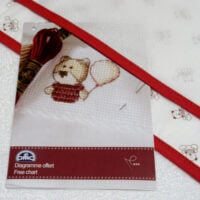 Accappatoio Teddydou orsetto DMC, spugna bianca, rifiniture rosse e banda in aida
