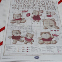 Accappatoio Teddydou orsetto DMC, spugna bianca, rifiniture rosse e banda in aida