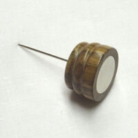 Calamita con base piatta e spillone in legno