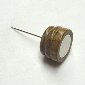 Calamita con base piatta e spillone in legno di bubinga