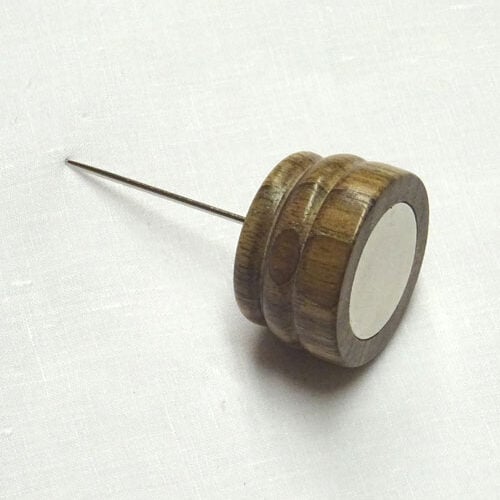 Calamita con base piatta e spillone in legno