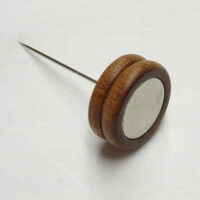 Calamita con base piatta e spillone in legno