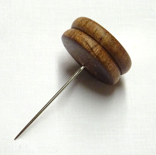 Calamita con base piatta e spillone in legno - immagine 2