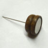 Calamita con base piatta e spillone in legno