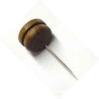 Calamita con base piatta e spillone in legno