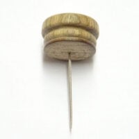 Calamita con base piatta e spillone in legno di noce
