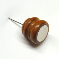 Calamita con spillone "cuscinetto", in legno di mandorlo