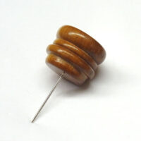 Calamita con spillone "cuscinetto", in legno di mandorlo