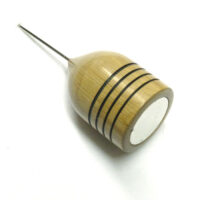 Calamita con spillone "righette", in legno di ligustro