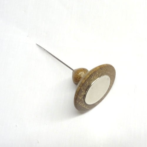 Tca214 Calamita con spillone "trottola", in legno di olmo