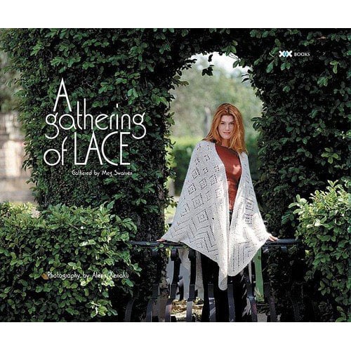 Copertina del libro “A Gathering of Lace” di Meg Swansen, raccolta di progetti di maglia in pizzo.