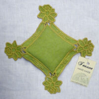 Puntaspilli ricamato ad intaglio verde, Joanna