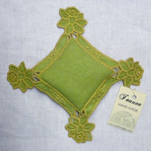 Puntaspilli ricamato ad intaglio verde, Joanna