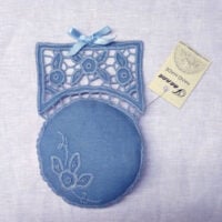 Puntaspilli ricamato ad intaglio azzurro, Joanna