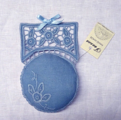 Puntaspilli ricamato ad intaglio azzurro, Joanna