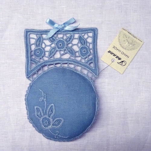 Puntaspilli ricamato ad intaglio azzurro, Joanna