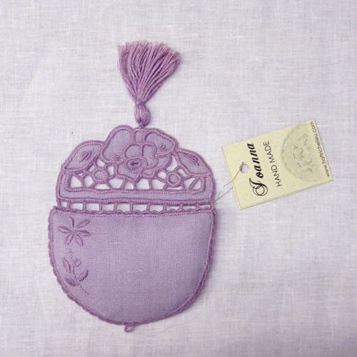 Puntaspilli ricamato ad intaglio lilla, Joanna