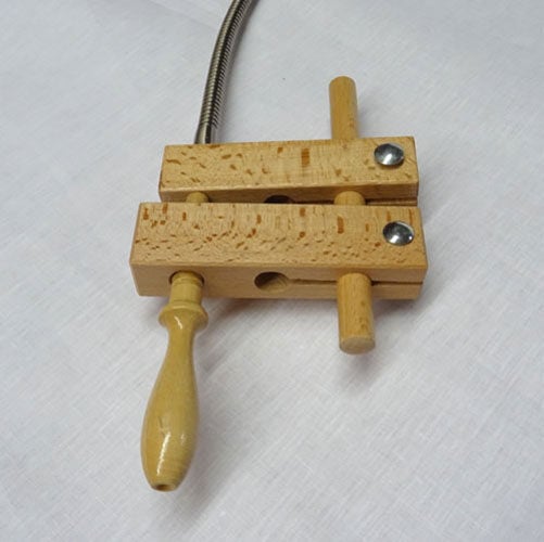 Lente con morsetto universale o attacco per telai con gambo in legno, gambo flessibile e lungo cm 57 - immagine 2