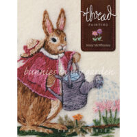 Ra59 Copertina del libro Thread Painting Bunnies in My Garden di Jenny McWhinney, con conigli e fiori ricamati a mano con la tecnica del thread painting.