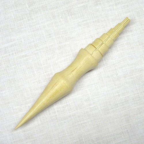 Punteruolo Hedebo artigianale in legno di carpino, ideale per ricamo tradizionale e lavori di precisione.