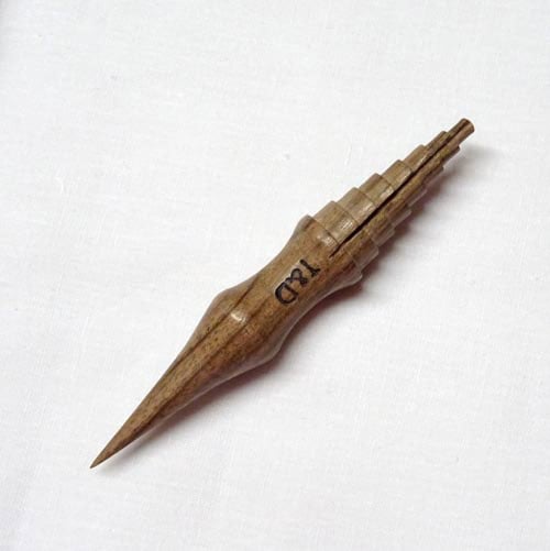 Punteruolo con scaletta per hedebo in legno di noce da  4 a 16 mm, lunghezza cm 11,5