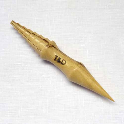 Strumento Hedebo in ulivo con scaletta.