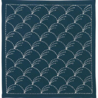 IKO112 Sashiko Olympus n° 201 in cotone blu scuro con motivo ricamabile 33 x 33 cm.