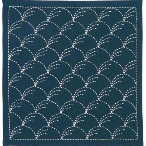 IKO112 Sashiko Olympus n° 201 in cotone blu scuro con motivo ricamabile 33 x 33 cm.