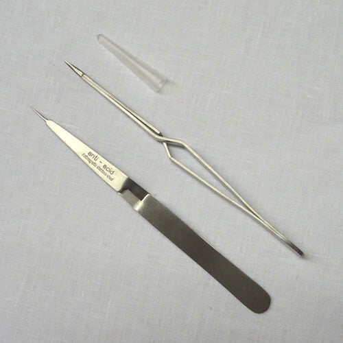Unc224 Pinzette con forza opposta in acciaio inox con punta dritta sottile, lunghe 12,5 cm, ideali per afferrare fili cortissimi nel lavoro a tombolo.