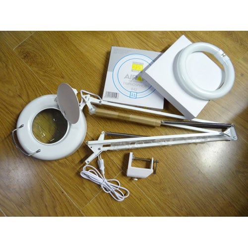 Lp59d Lampada da tavolo con lente d’ingrandimento 2x, braccio estensibile e morsetto per fissaggio, luce circolare 22W T9