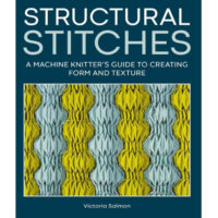 Mg441 Copertina del libro “Structural Stitches – A Machine Knitter’s Guide to Creating Form and Texture” di Victoria Salmon, dedicato alle tecniche strutturali per la maglia a macchina.