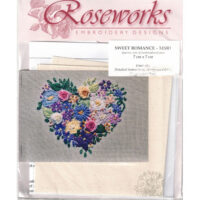 Rose2 Kit di ricamo Roseworks Sweet Romance, disegno floreale 7×7 cm su tessuto 25×25 cm, con schema e istruzioni, senza filati inclusi.