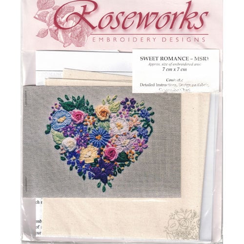 Rose2 Kit di ricamo Roseworks Sweet Romance, disegno floreale 7×7 cm su tessuto 25×25 cm, con schema e istruzioni, senza filati inclusi.