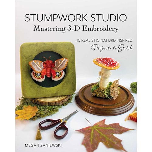 Stum46 Copertina del libro Stumpwork Studio – Mastering 3‑D Embroidery di Megan Zaniewski, con ricamo a rilievo floreale in primo piano su sfondo chiaro.