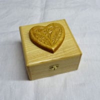 Asl93 Scatola portaspilli in legno con cuore ad intaglio a punta di coltello.