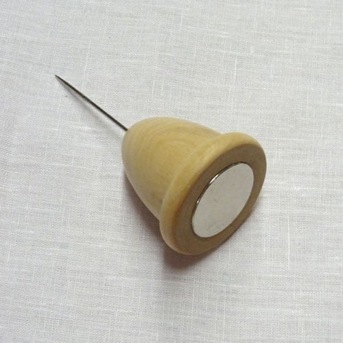 Tca209 Calamita con spillone in legno di ulivo
