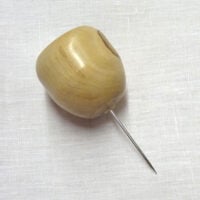 Tca210a Calamita con spillone "ovetto" in legno di ulivo