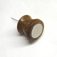 Tca216 Calamita con spillone in legno scuro