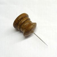 Tca216a Calamita con spillone in legno scuro