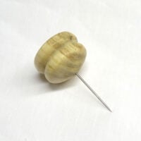Tca218a Calamita con spillone "cuscinetto" in legno chiaro