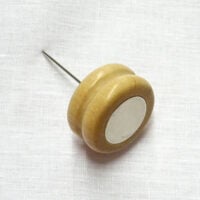 Tca223 Calamita con spillone "cuscinetto" in legno di ulivo