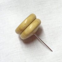 Tca223a Calamita con spillone "cuscinetto" in legno di ulivo