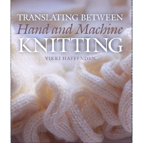 Mg443 Copertina del libro Traslating between Hand and Machine Knitting di Vikki Haffenden, con campioni di maglia a mano e a macchina che illustrano la traduzione tra le due tecniche.