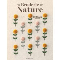 RC137 Copertina del libro Broderie Nature: 30 fleurs à broder di Suzu, con dettagli di ricamo floreale su tessuto chiaro.